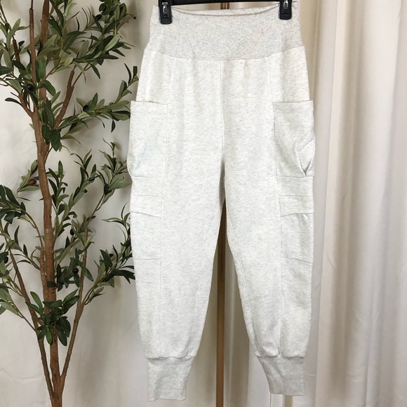 HALARA Pants - NWT Halara Cozy Light Heather Gray Cargo Pockets Sweatpants Joggers Sz S (A3)